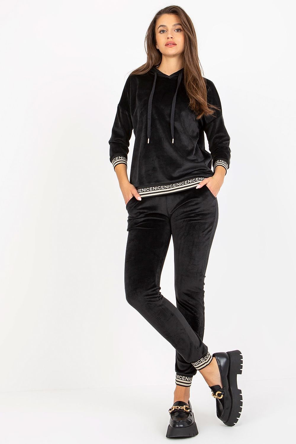  Együttes model 172688 Relevance 