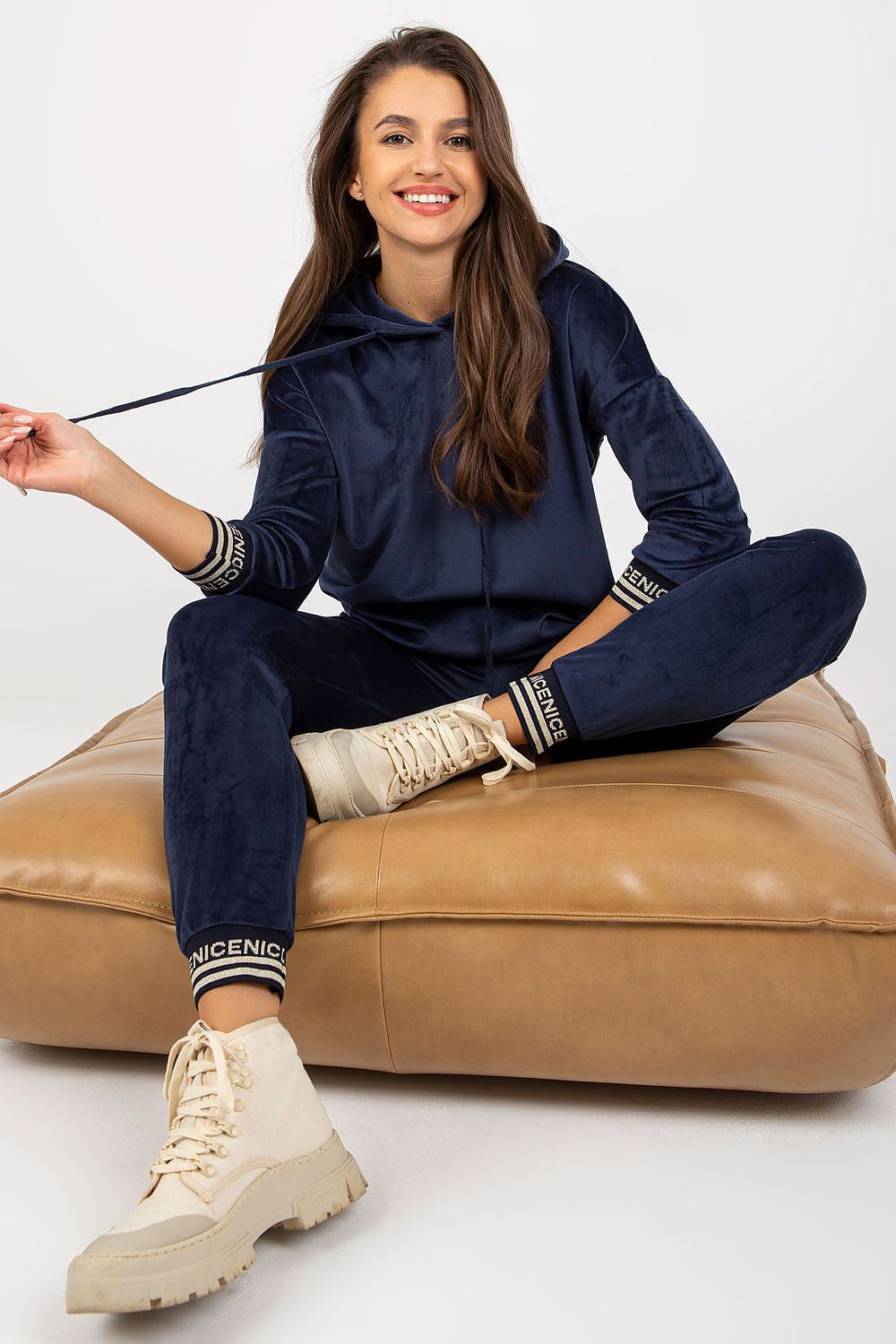  Együttes model 172689 Relevance 