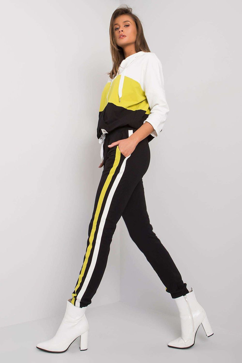  Együttes model 172740 Relevance 